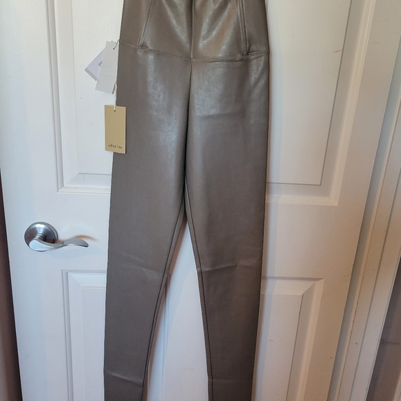 NWT Wilfred Daria Vegan Leather Leggings - Picture 2 of 3